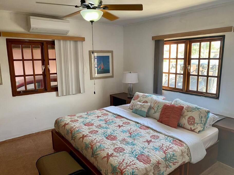 3-Bedroom Villa With A Jacuzzi Noord Exterior photo